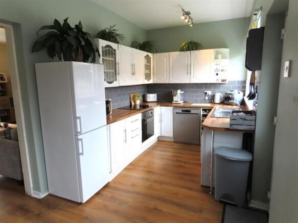 BREAKFASTING KITCHEN