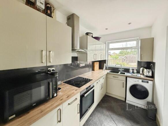 2 bed Terraced to rent Image 5