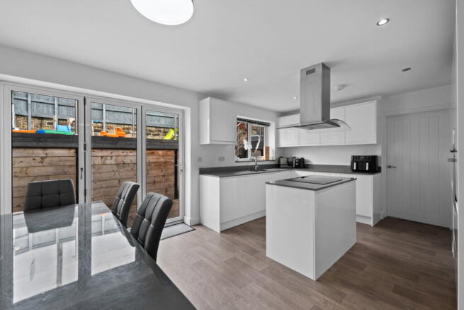 4 bed Detached for sale Image 8
