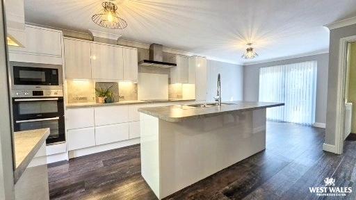 Kitchen photo 1.jpg