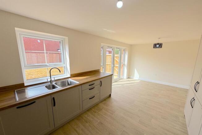 4 bed Detached to rent Image 4