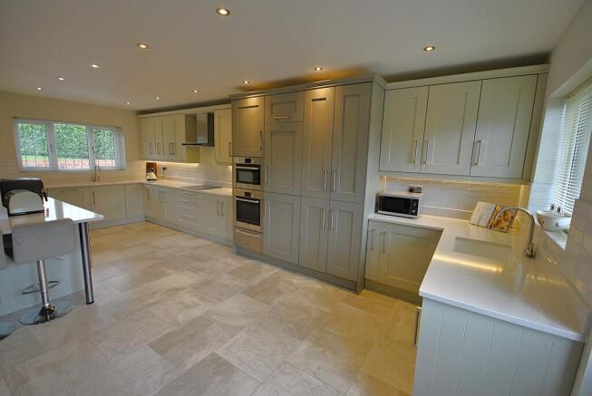 4 bed Detached for sale Image 9