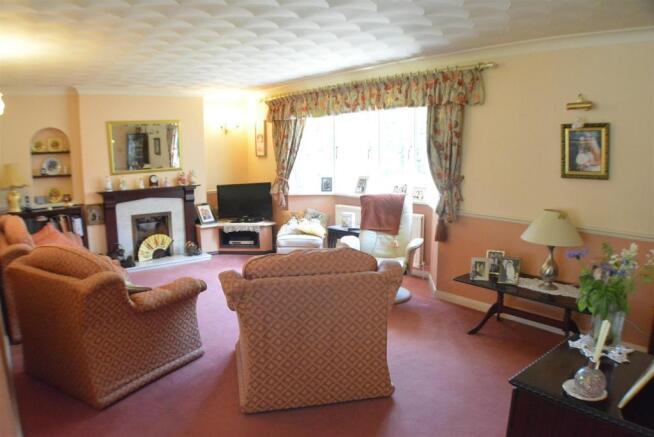 'L' Shaped Lounge/Dining Room