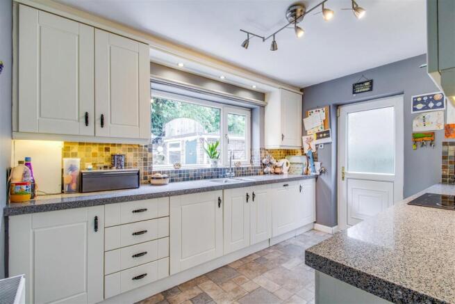 4 bed Detached for sale Image 5