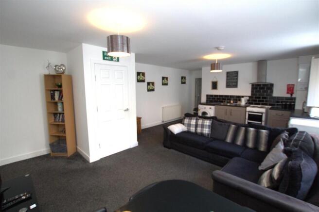 2 bed Apartment to rent Image 4