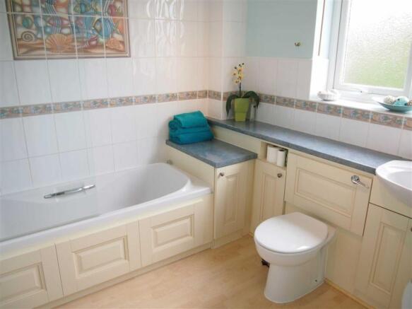 BATHROOM/WC