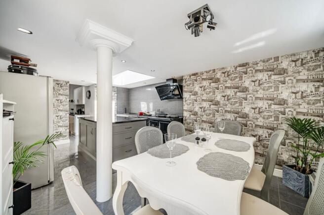 2 bed Flat for sale Image 11