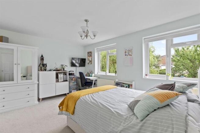 4 bed House for sale Image 11