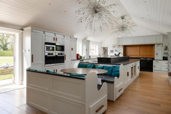 6 bed Detached for sale Image 4