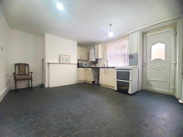 3 bed Terraced to rent Image 5