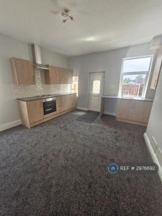 3 bed Terraced to rent Image 5