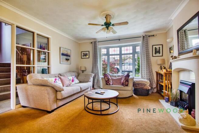 LOUNGE / DINING ROOM