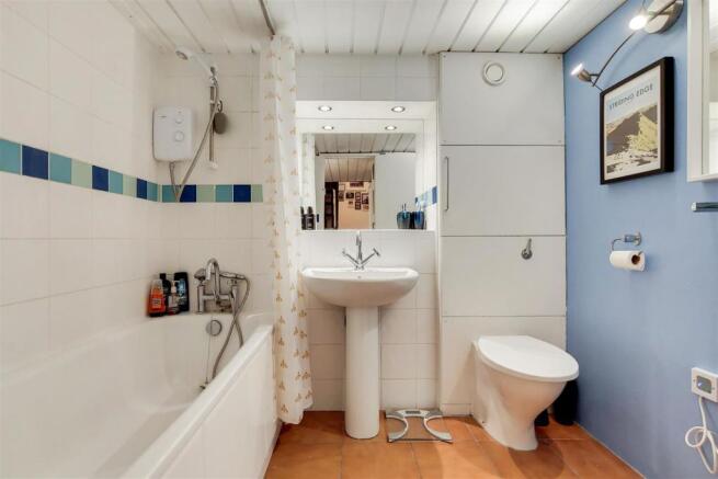 6_Bathroom-0.jpg