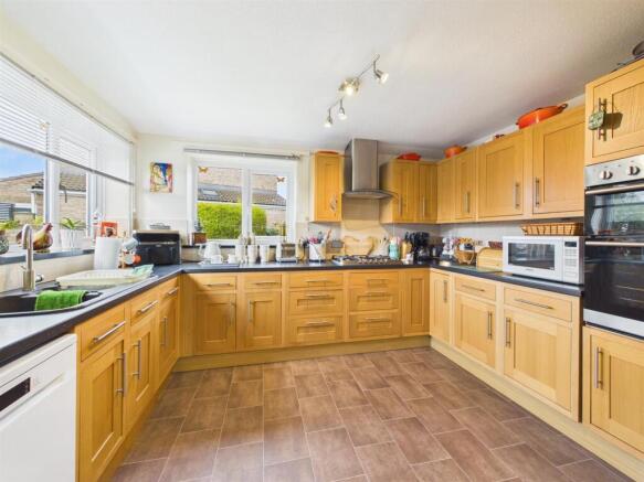 4 bed Detached for sale Image 5