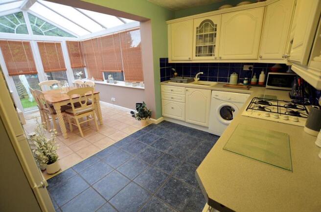 Kitchen-dining room.