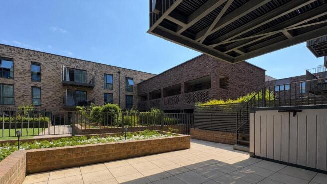 3 bedroom for Rent By Barrain London Estate Agency