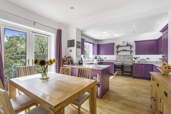 5 bed Semi-Detached for sale Image 8