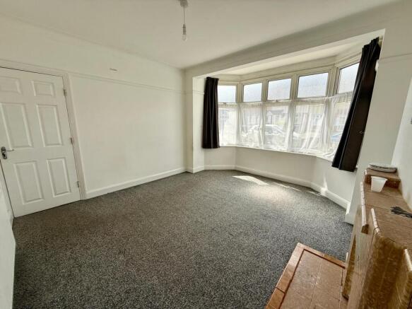 4-bedroom Terraced House near Newbury Park