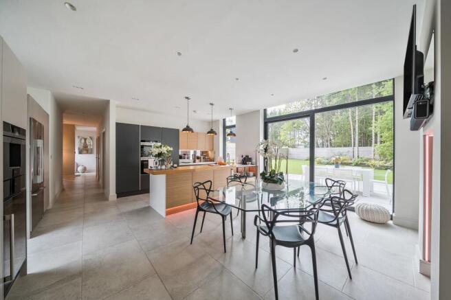 4 bed Detached for sale Image 7