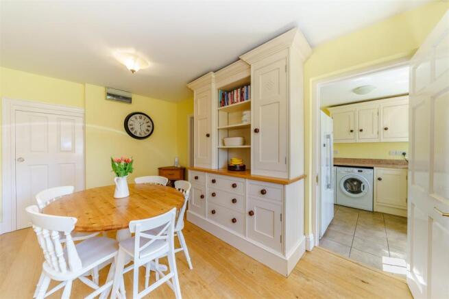8341634-interior08.jpg