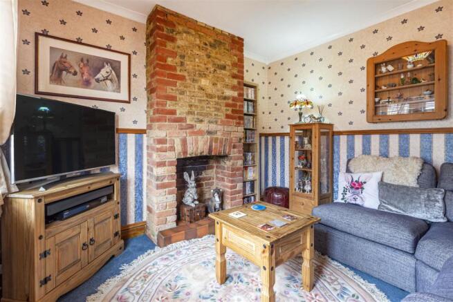 15 Kings Road, New Haw, KT15 3BG - 1.jpg