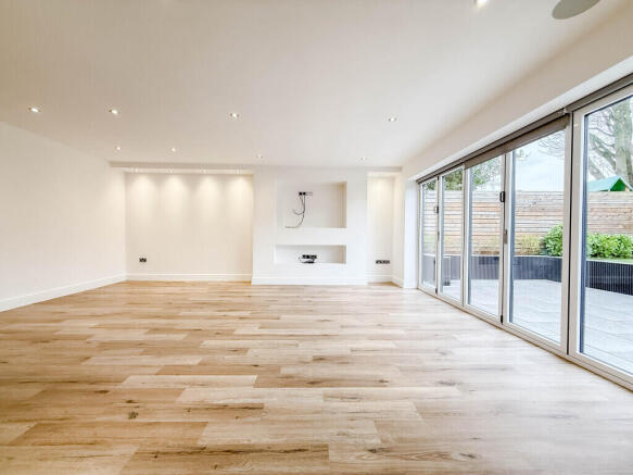 5 bed Detached for sale Image 11