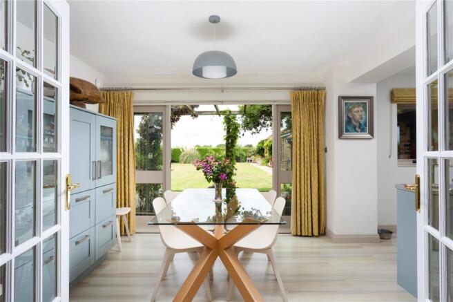 6 bed Detached for sale Image 10