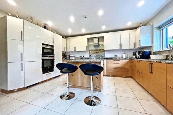 5 bed Detached for sale Image 6