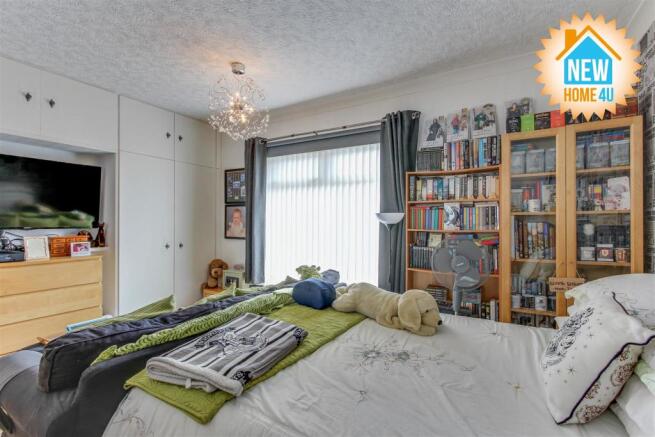 MAIN BEDROOM: