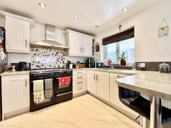 4 bed Detached for sale Image 6