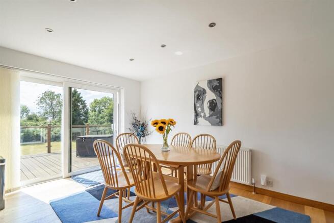 5 bed Detached for sale Image 7