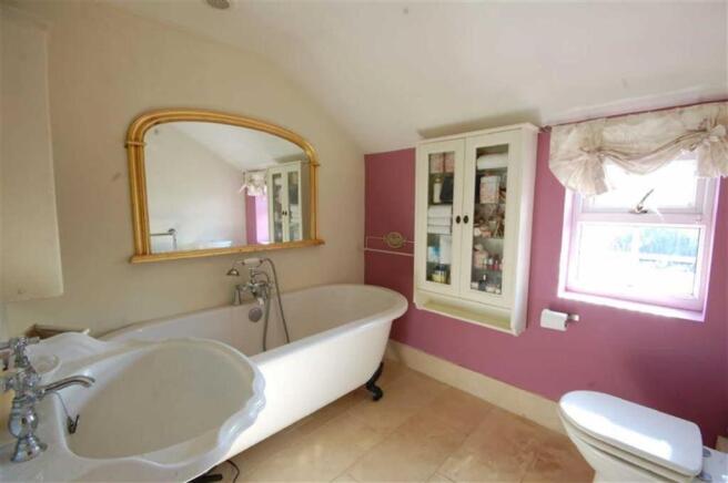EN-SUITE BATHROOM
