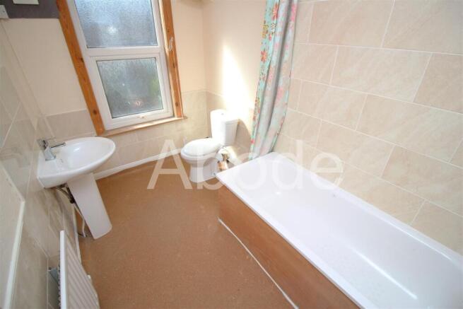 4 bed House to rent Image 8
