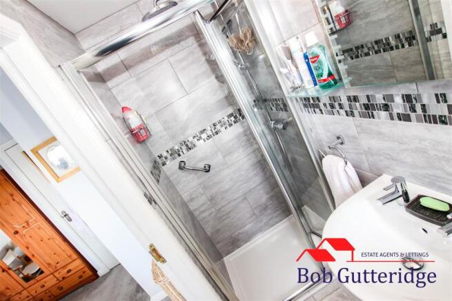 LUXURY EN-SUITE SHOWER ROOM