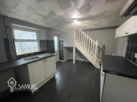Kitchen 2.JPG