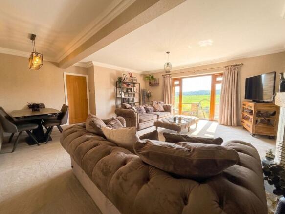 5 bed Detached for sale Image 5