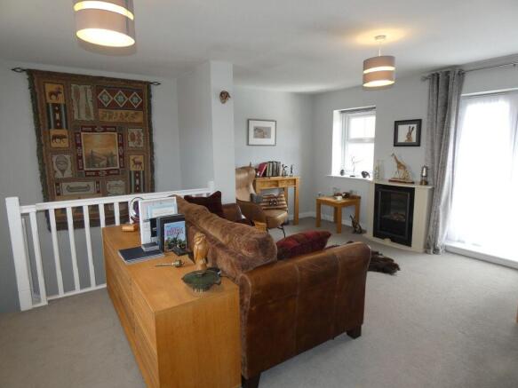 LOUNGE/DINING AREA