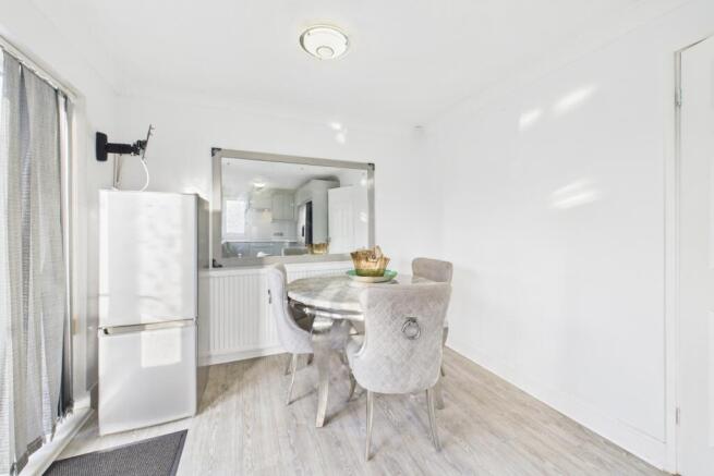 3 bed Semi-Detached to rent Image 4