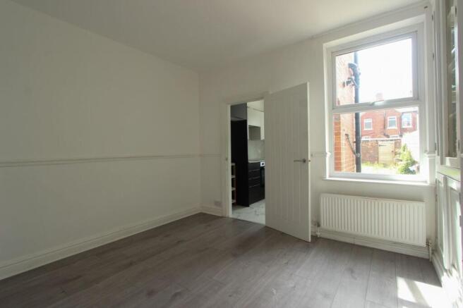 2 bed Terraced to rent Image 6