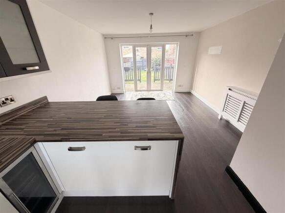 OPEN PLAN LOUNGE/KITCHEN