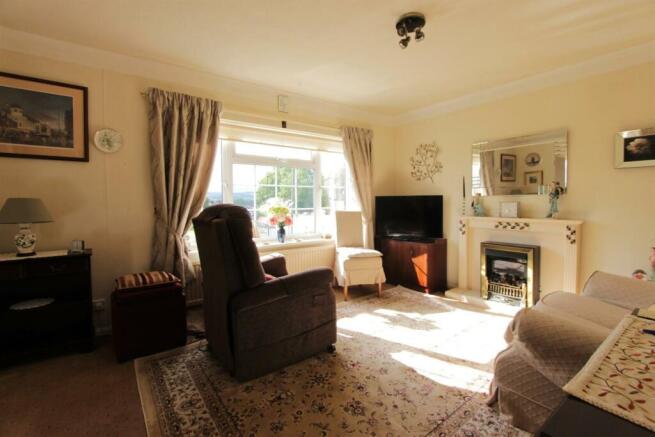 2. front room (1).jpg