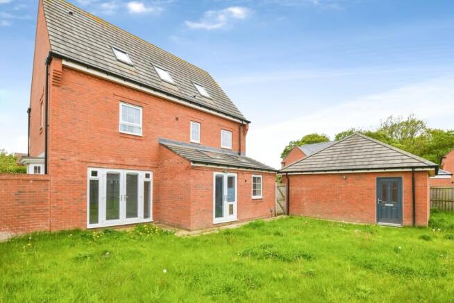 5 bed Detached for sale Image 11
