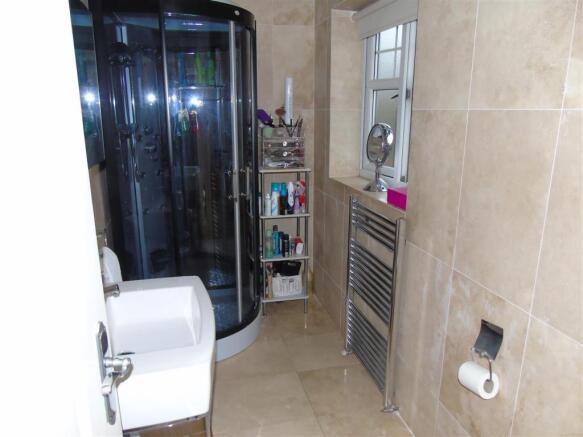 Master En Suite1.JPG