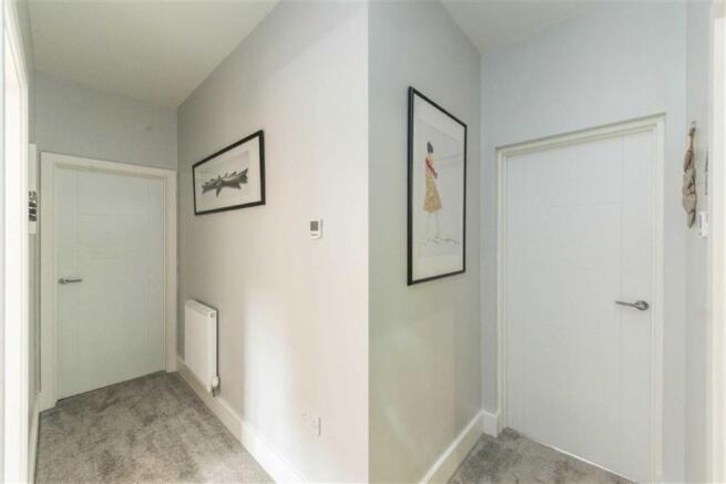 INNER 'L' SHAPED HALLWAY