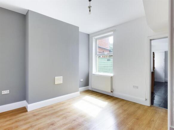 2 bed House to rent Image 5