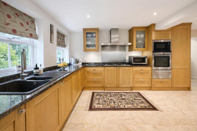 5 bed Detached for sale Image 8