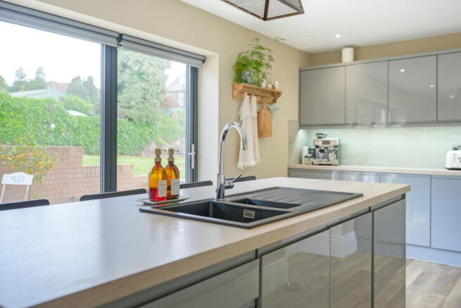5 bed Detached for sale Image 4