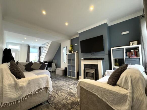 Lounge/Dining Room