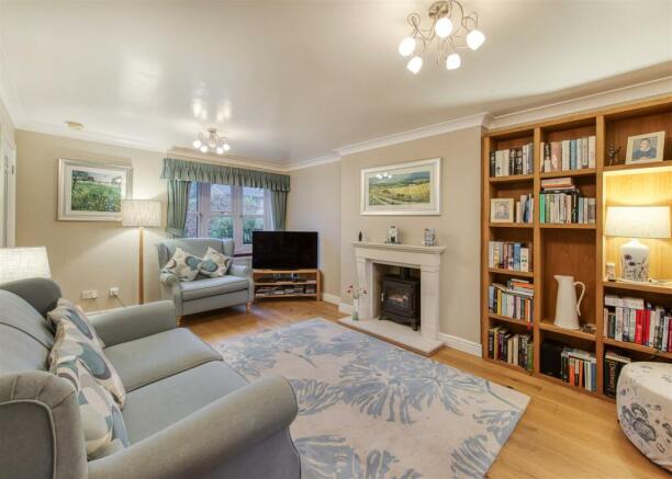 41 Penleigh Gardens-living1 RE.jpg