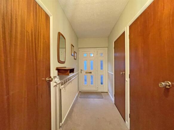 Yeomans Way 18 Entrance Hall 1.jpg